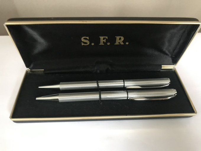 Coffret de 2 stylos S.F.R, métal argenté,  bille et mine