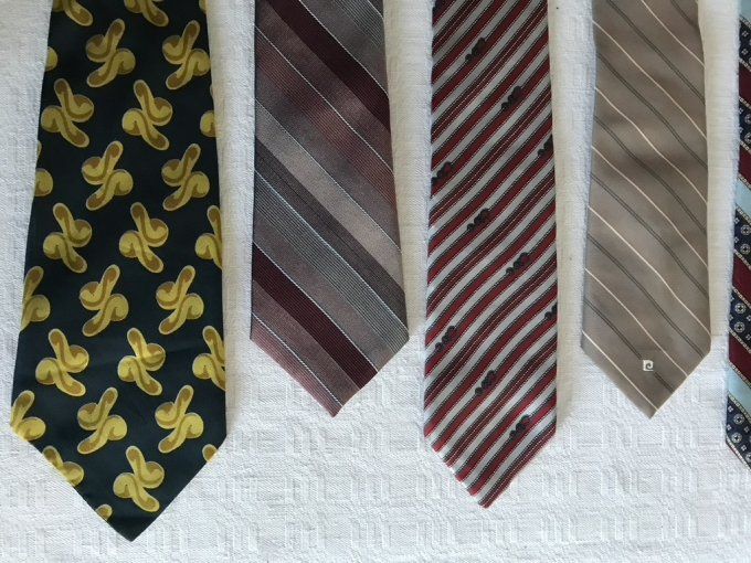 Cravate en soie vintage, vendue à l'unité