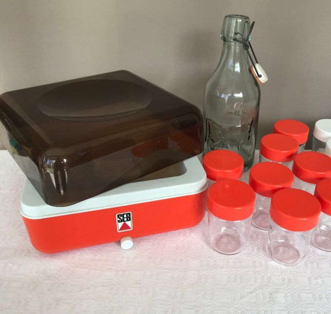 Yaoutière Seb orange, vintage avec ses 8 pots en verre 