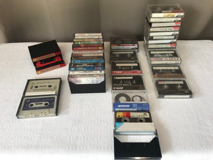 Lot de cassettes audio, 41 cassettes + 2 petits boitiers individuels vintage