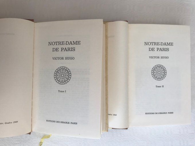 Livres, Notre Dame de Paris en 2 Tomes, Victor Hugo