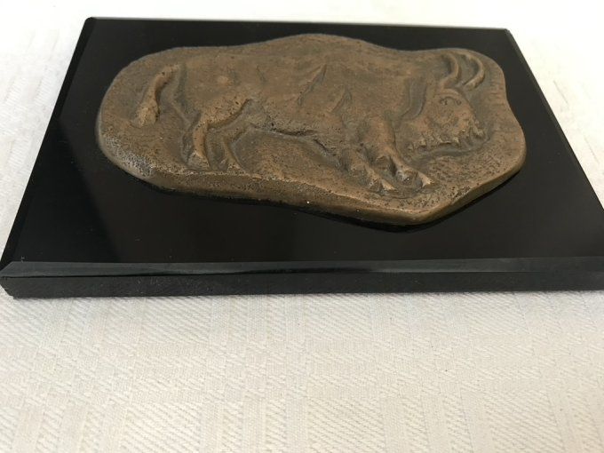 Sculpture de Bison en bas relief sur plaque