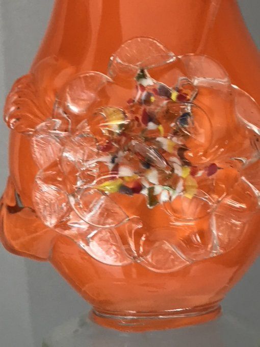 Vase en verre soufflé, vintage avec motif de fleurs en relief