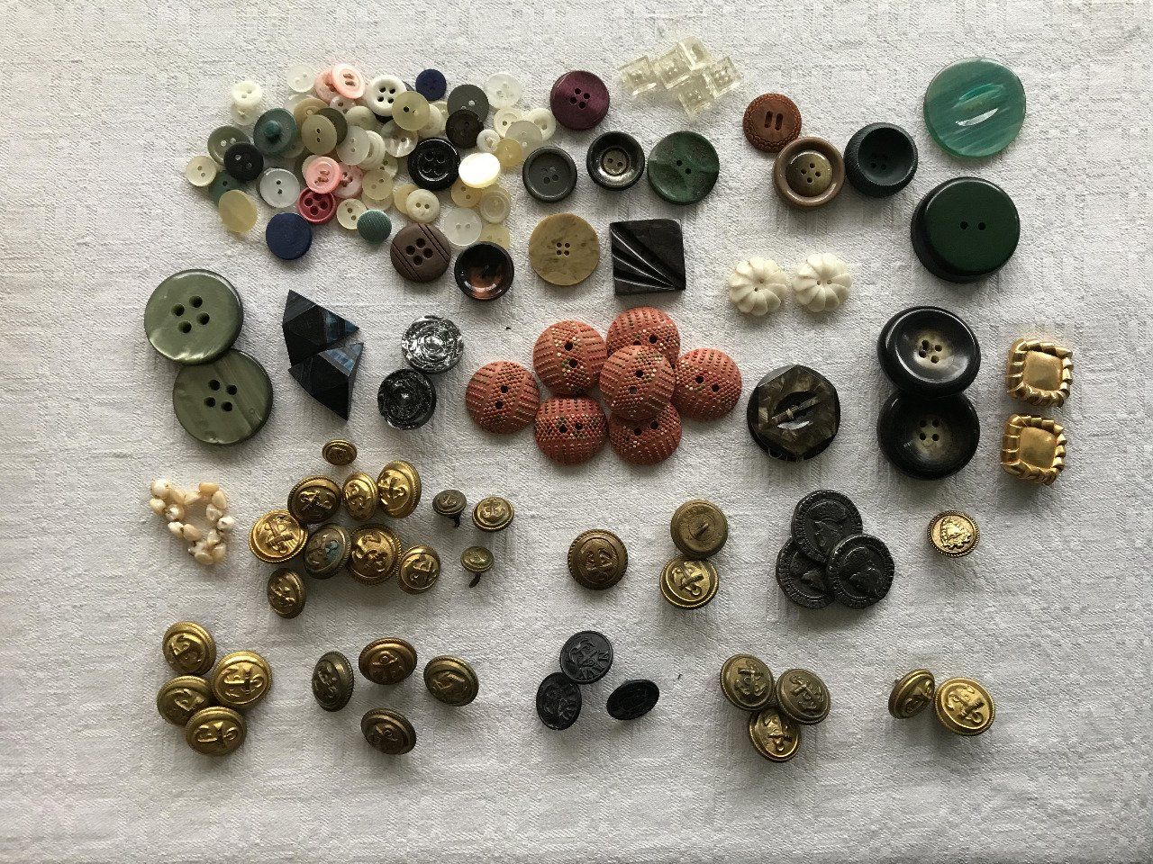 Gros Lot De Boutons Anciens + Boîte Vintage - Occasion - Idéal Créations Et Customisation