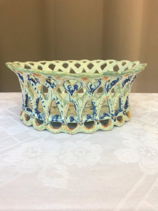 Jolie corbeille à fruits en faience, estampillée Martres, France