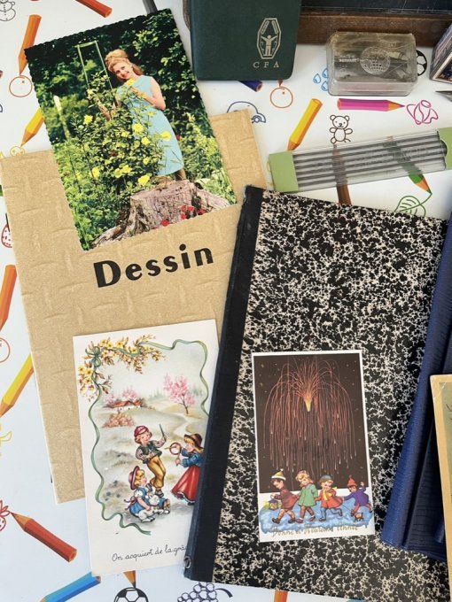 Lot d'accessoires d'école vintage avec ardoise, cahiers et fournitures