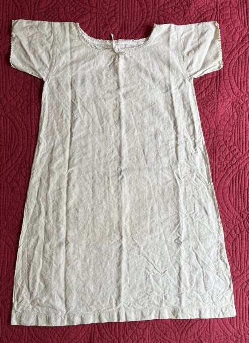 Chemise de nuit ancienne en métis, col festonné, monogramme FC, Neuve. 