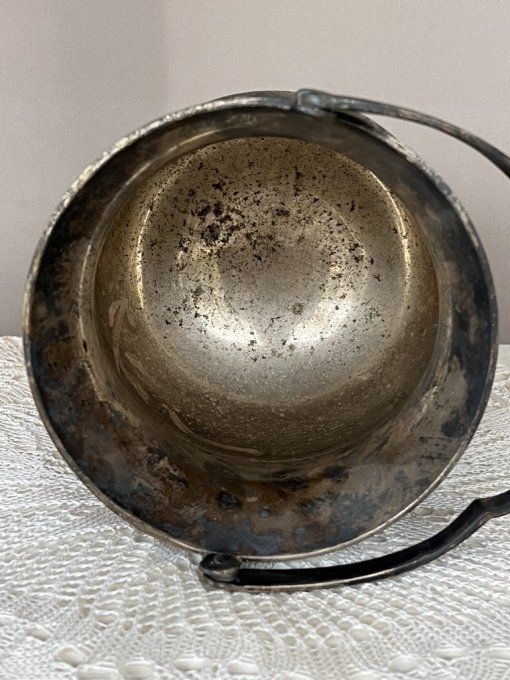 Ancien seau à glace ou à pot-pourri en métal argenté au décor de vigne.