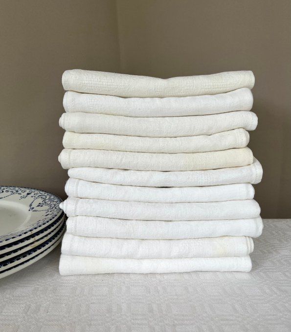 11 serviettes anciennes, beau tissu damassé au décor fleuri