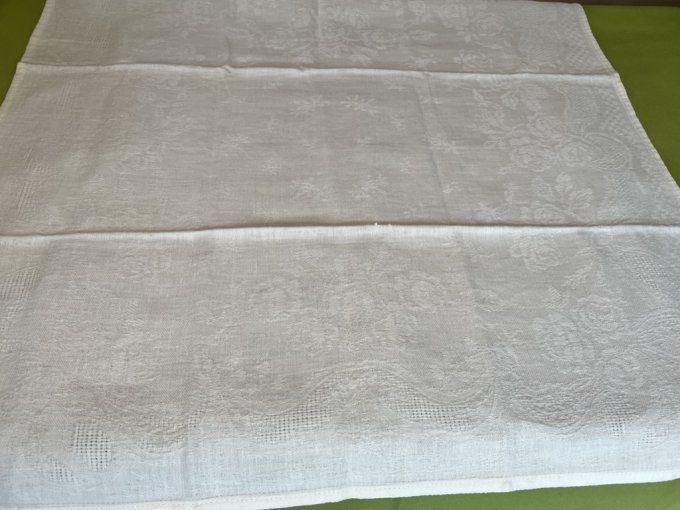 11 serviettes anciennes, beau tissu damassé au décor fleuri