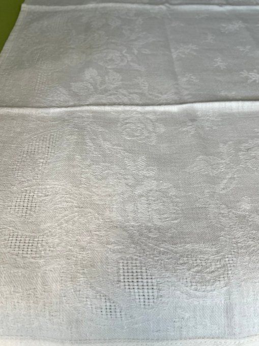 11 serviettes anciennes, beau tissu damassé au décor fleuri