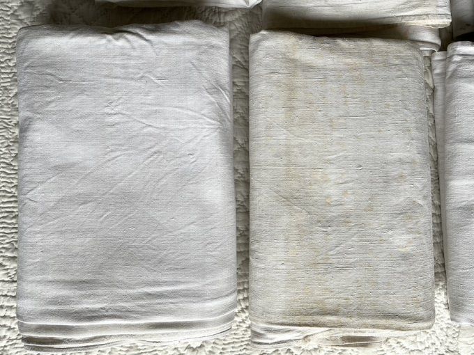 Draps anciens en métis, sortis d'une armoire, à laver