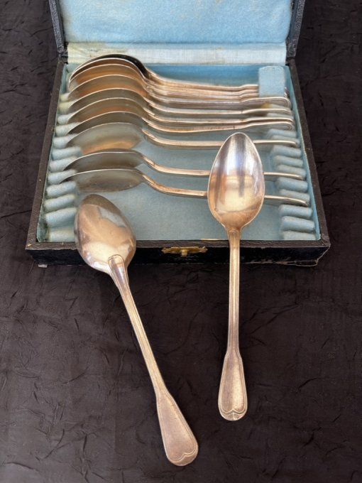 12 petites cuillères à dessert poinçonnées, en métal argenté dans leur écrin