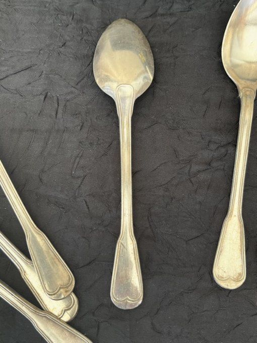 12 petites cuillères à dessert poinçonnées, en métal argenté dans leur écrin