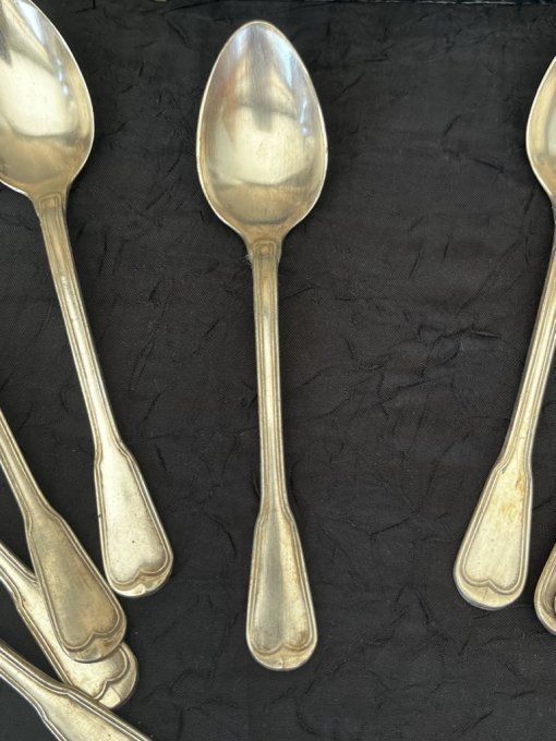 12 petites cuillères à dessert poinçonnées, en métal argenté dans leur écrin
