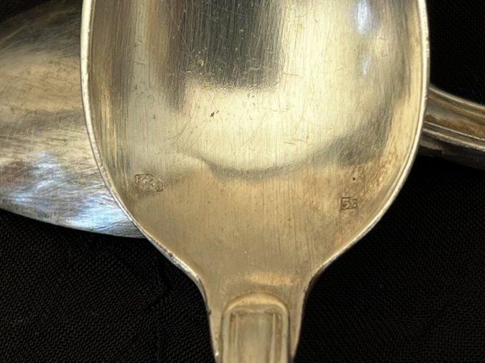 12 petites cuillères à dessert poinçonnées, en métal argenté dans leur écrin