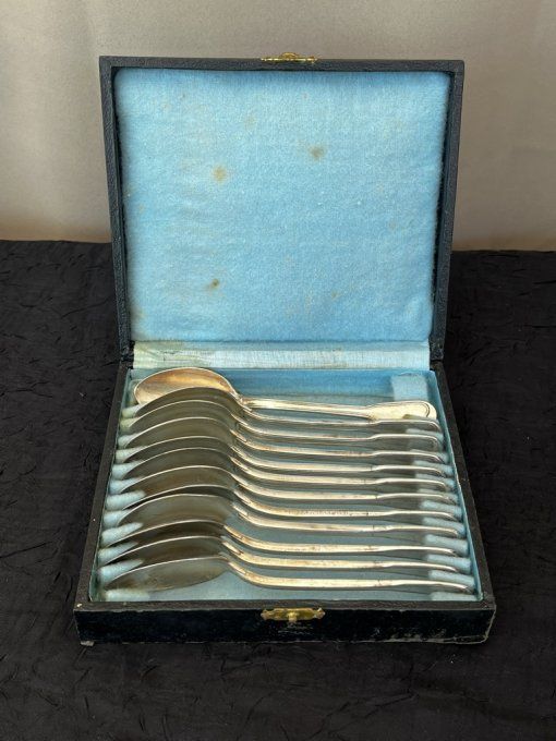 12 petites cuillères à dessert poinçonnées, en métal argenté dans leur écrin