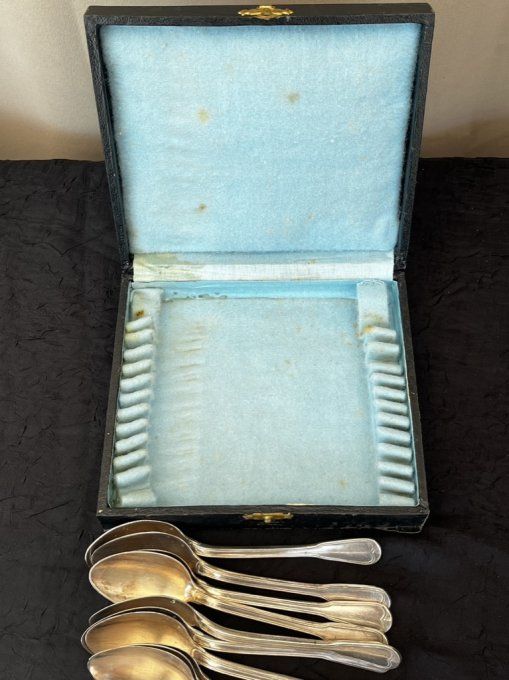 12 petites cuillères à dessert poinçonnées, en métal argenté dans leur écrin