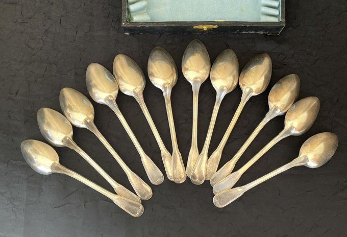 12 petites cuillères à dessert poinçonnées, en métal argenté dans leur écrin