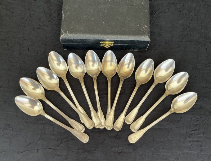 12 petites cuillères à dessert poinçonnées, en métal argenté dans leur écrin