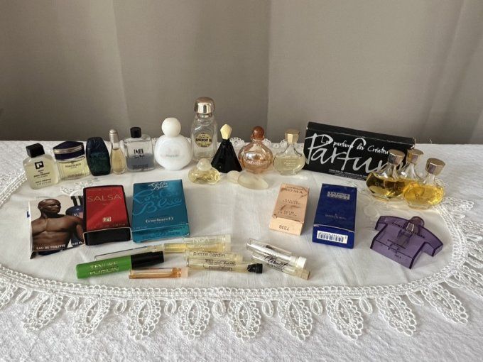 Lot de miniatures de parfum anciennes flacons coffrets et échantillons Collection