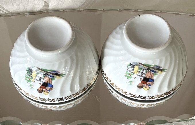 2 Petits bols anciens en porcelaine décor enfants, style Germaine Bouret, début XXe siècle