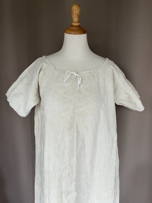 Chemise de nuit ancienne en métis, col festonné, monogramme FC, Neuve. 
