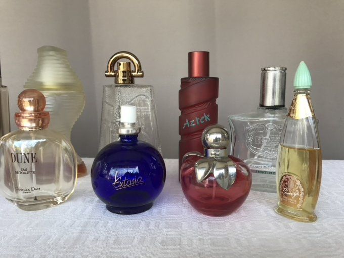 Lot de 12 flacons de parfum vides, Dior, Bourjois, Givenchy, Cerruti, Cardin ...