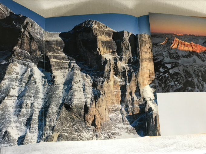 Livre en italien et en anglais, "Dolomiti, Cattedrali di roccia"  Massif de montagnes en Italie