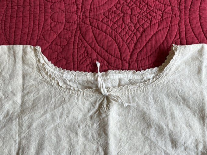 Chemise de nuit ancienne en métis, col festonné, monogramme FC, Neuve. 