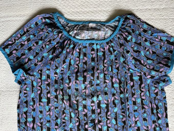 Tablier vintage neuf, Blouse à fleurs bleues