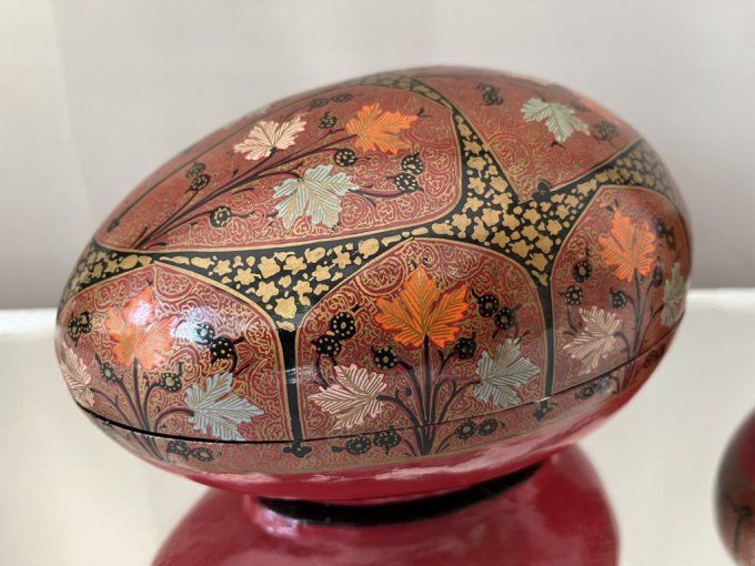 2 Oeufs vintage en papier mâché du Cachemire à décorations florales