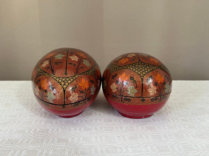 2 Oeufs vintage en papier mâché du Cachemire à décorations florales