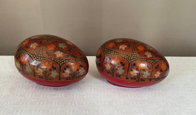 2 Oeufs vintage en papier mâché du Cachemire à décorations florales