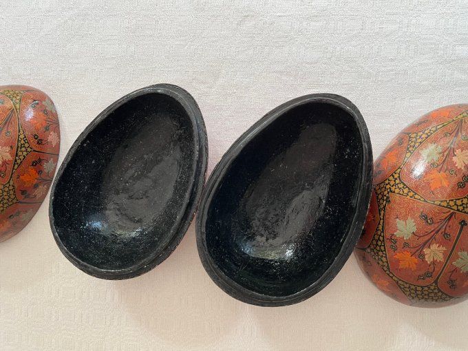 2 Oeufs vintage en papier mâché du Cachemire à décorations florales