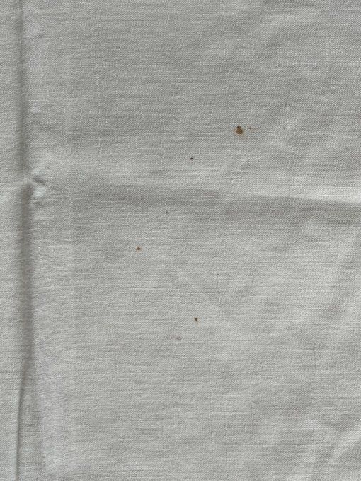 Ancien grand drap en coton, initiales MR, guirlande de fleurs brodée 