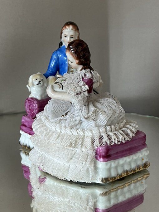 Céramique décorative, Figurines Vintage "Couple et leur Chien sur Banc"