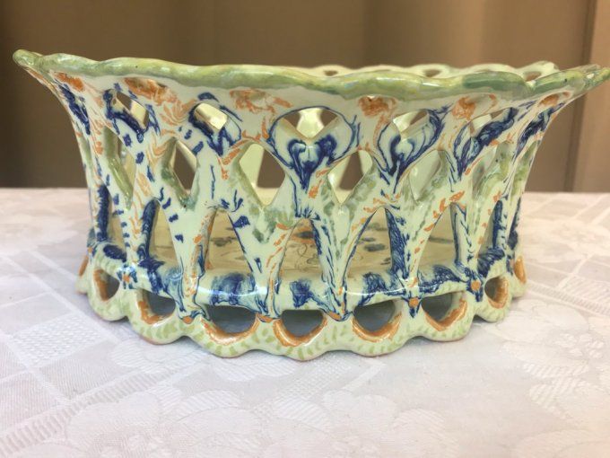 Jolie corbeille à fruits en faience, estampillée Martres, France