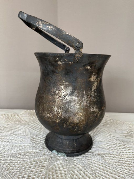 Ancien seau à glace ou à pot-pourri en métal argenté au décor de vigne.