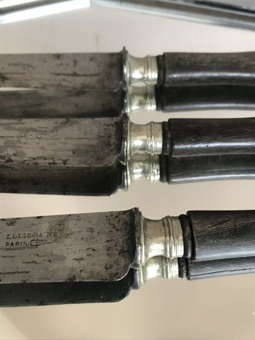 3 anciens couteaux de table, lame en acier, manche en bois noir, Estampillés