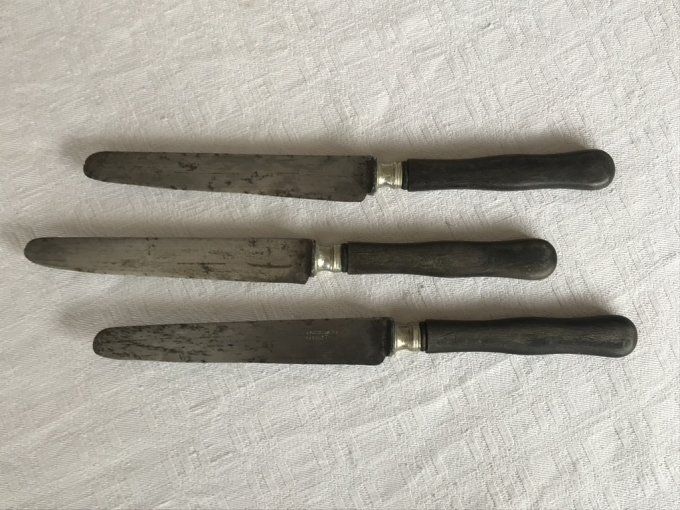 3 anciens couteaux de table, lame en acier, manche en bois noir, Estampillés