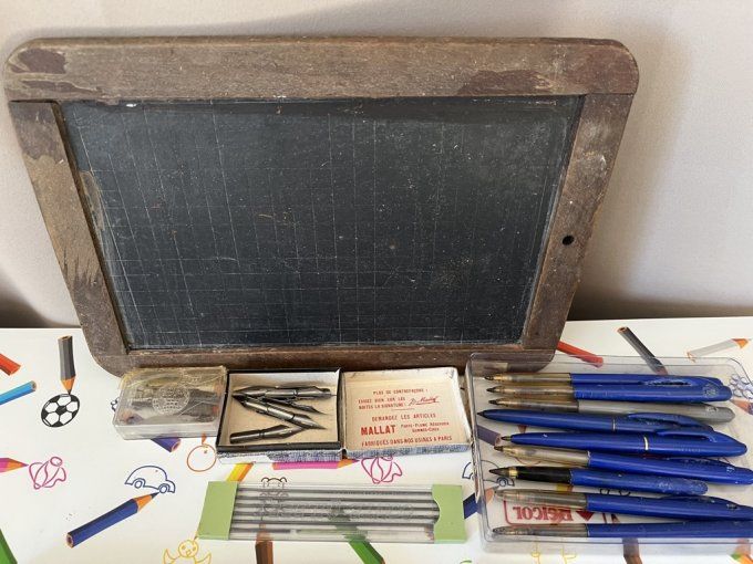 Lot d'accessoires d'école vintage avec ardoise, cahiers et fournitures