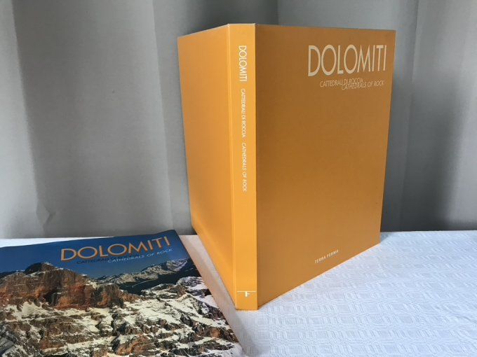 Livre en italien et en anglais, "Dolomiti, Cattedrali di roccia"  Massif de montagnes en Italie