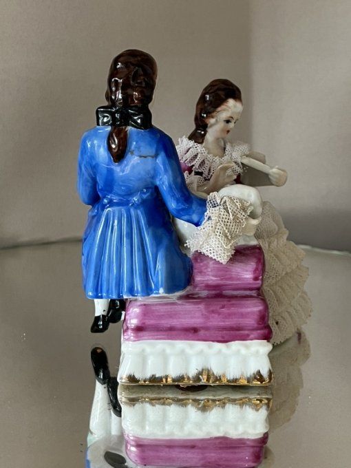 Céramique décorative, Figurines Vintage "Couple et leur Chien sur Banc"