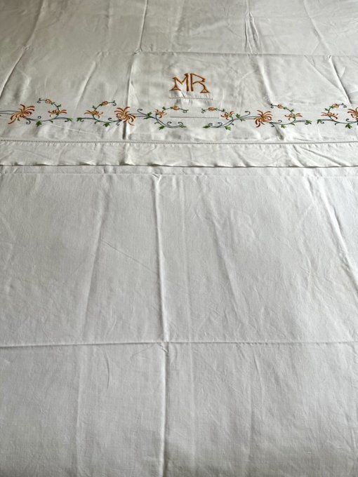 Ancien grand drap en coton, initiales MR, guirlande de fleurs brodée 