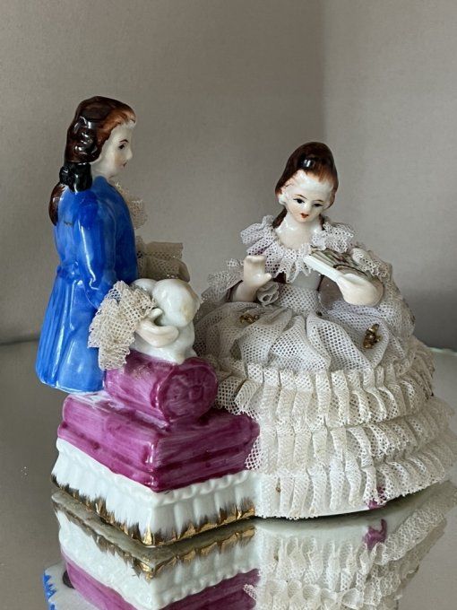 Céramique décorative, Figurines Vintage "Couple et leur Chien sur Banc"
