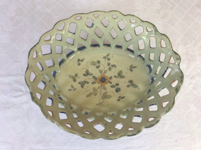 Jolie corbeille à fruits en faience, estampillée Martres, France