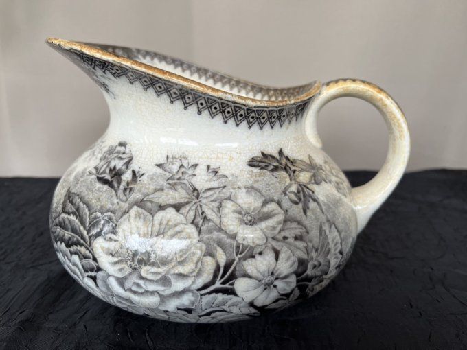 Broc de toilette ancien Sarreguemines - Modèle "Jardinière" - Décor gris/noir, fin du XIXe siècle. 