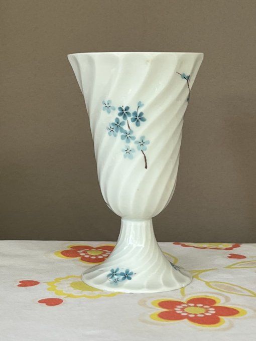 Mazagran au décor de myosotis en porcelaine de Limoges  