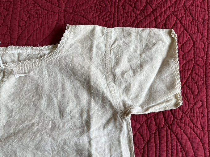 Chemise de nuit ancienne en métis, col festonné, monogramme FC, Neuve. 